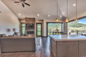 Blackstone Luxury Top Floor 2br, Walk to Skiing at Cabriolet, Shared Pool and Hot tub, Mountain View